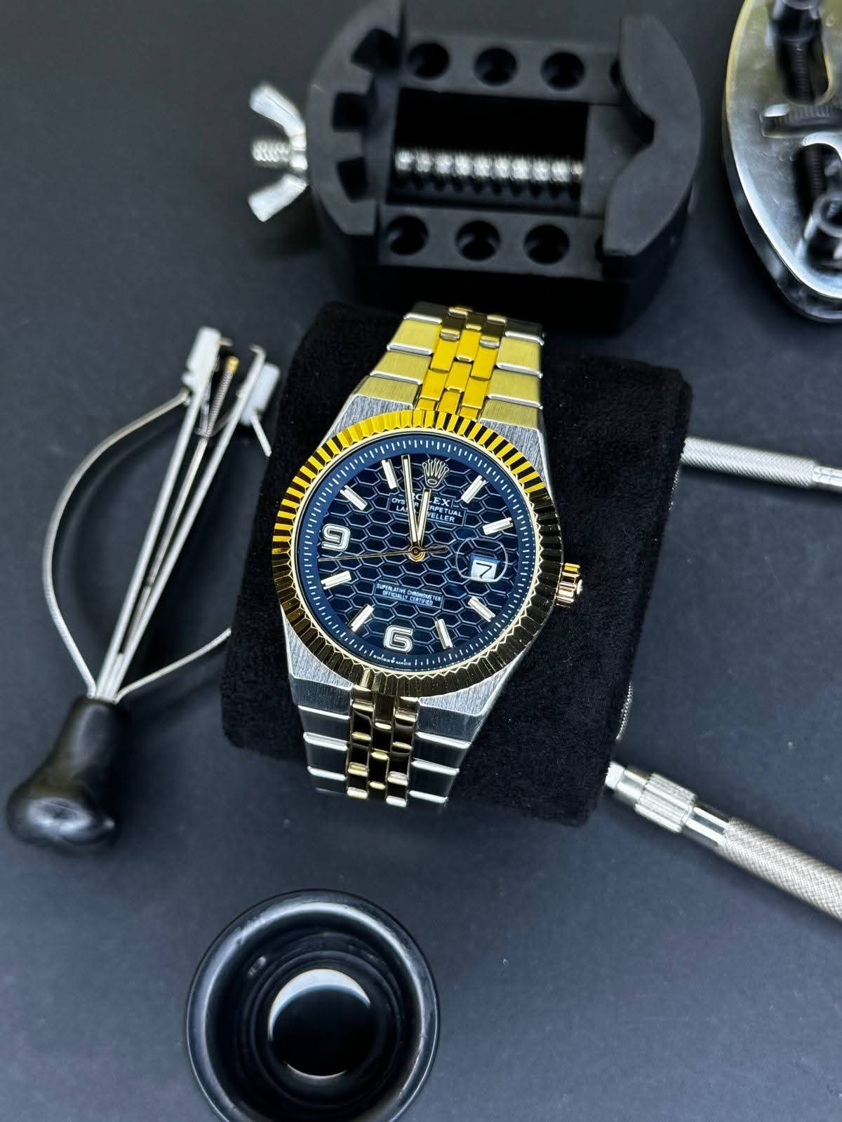 Luxury Men’s Two-Tone Stainless Steel Watch – Gold & Silver